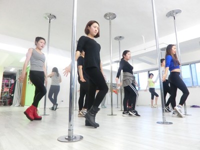 桐梓林钢管舞培训学校-包住宿_成都文体培训_成都列表网