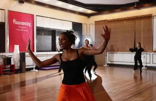 学校门前跳钢管舞 这培训机构到底想干啥