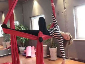 成都成华区钢管舞培训学校 专业教练，零基础授课