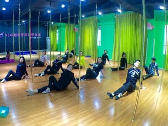 遵义汇川钢管舞培训学校 零基础入门，包教包会的小班教学